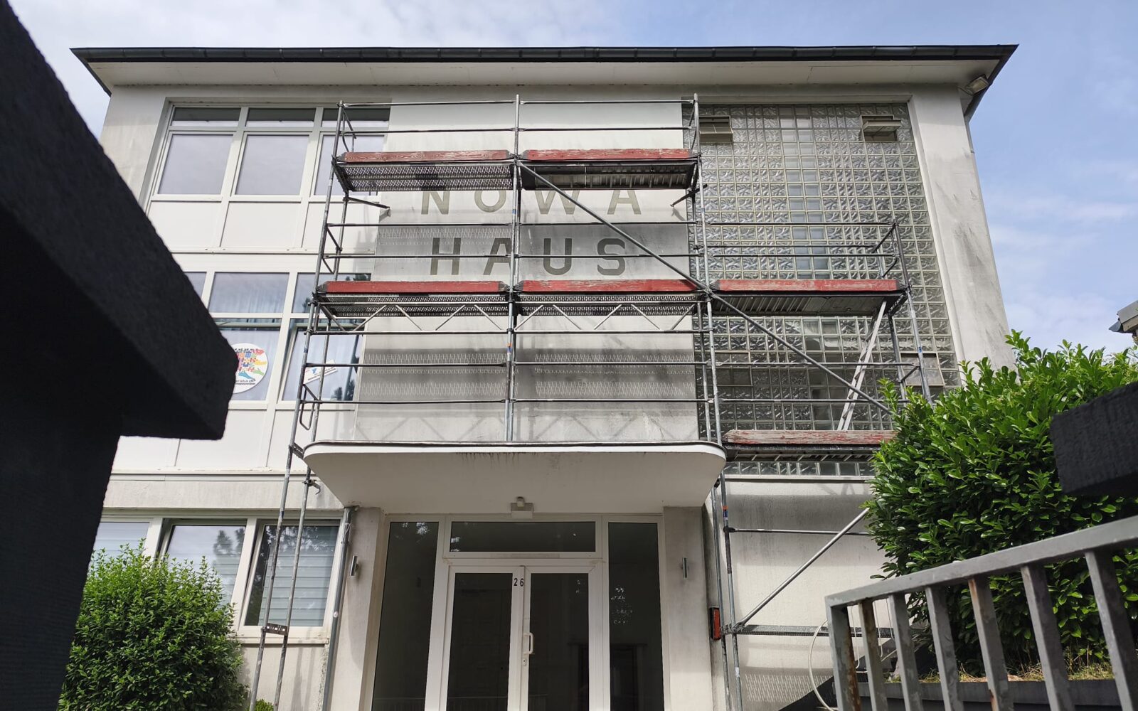 Fenstermontage an einer modernisierten Fassade