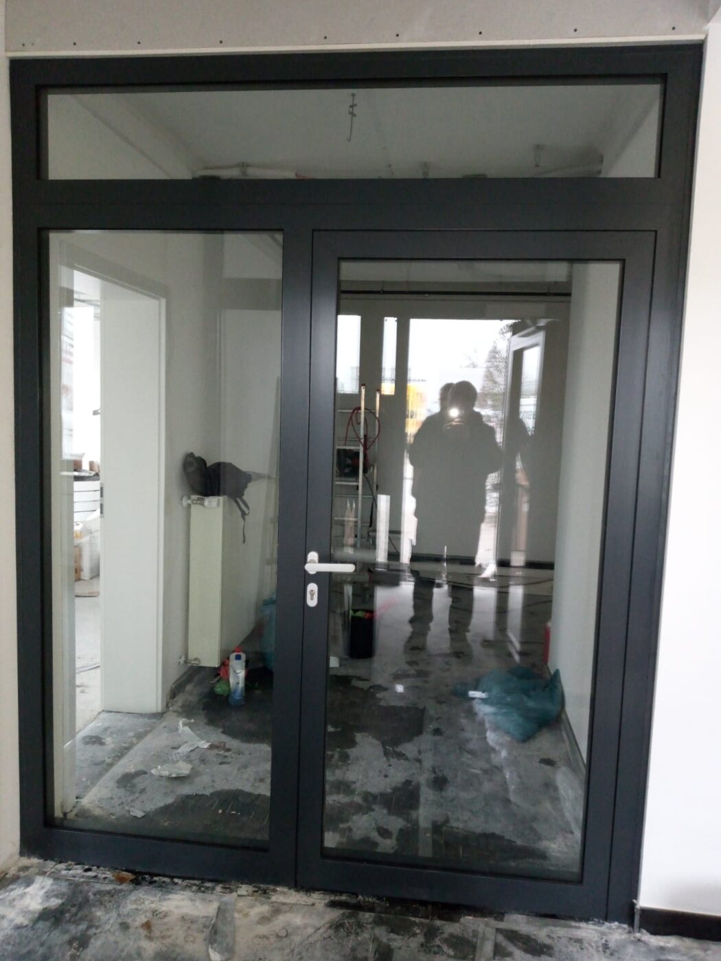 Anthrazitfarbene Aluminium-Türanlage in einem Gebäude
